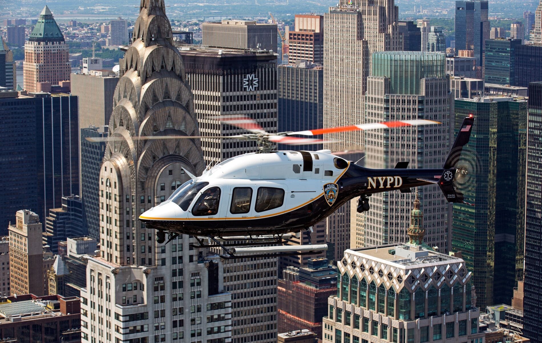 Bell 505 de la Patrulla Estatal de Nebraska sobrevolando un campo