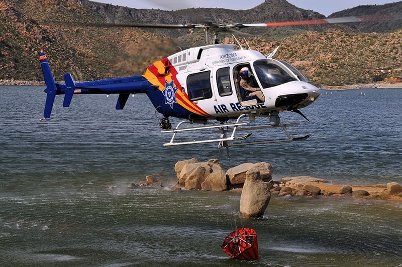 Bell 407 bajo sobre el agua