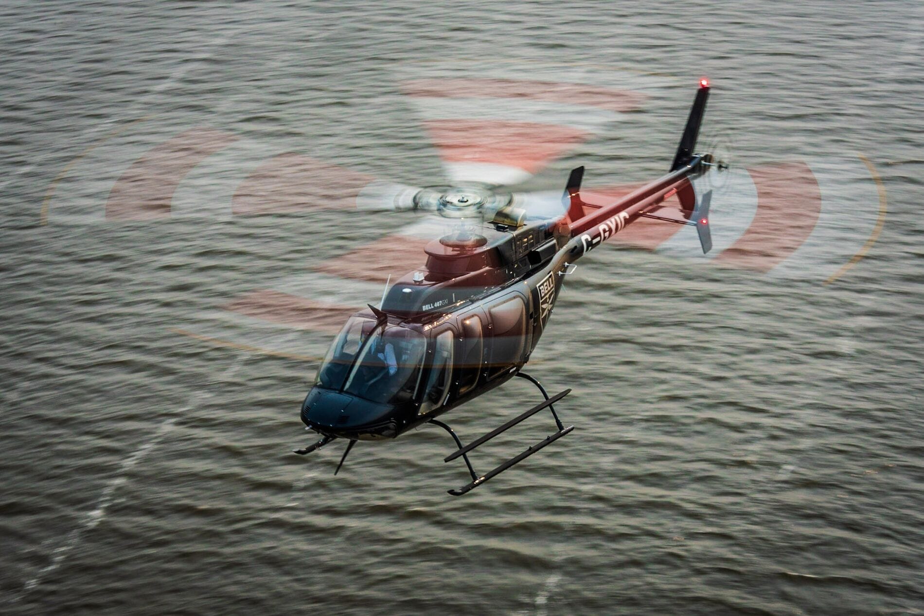 Helicóptero Bell 407 sobre el agua