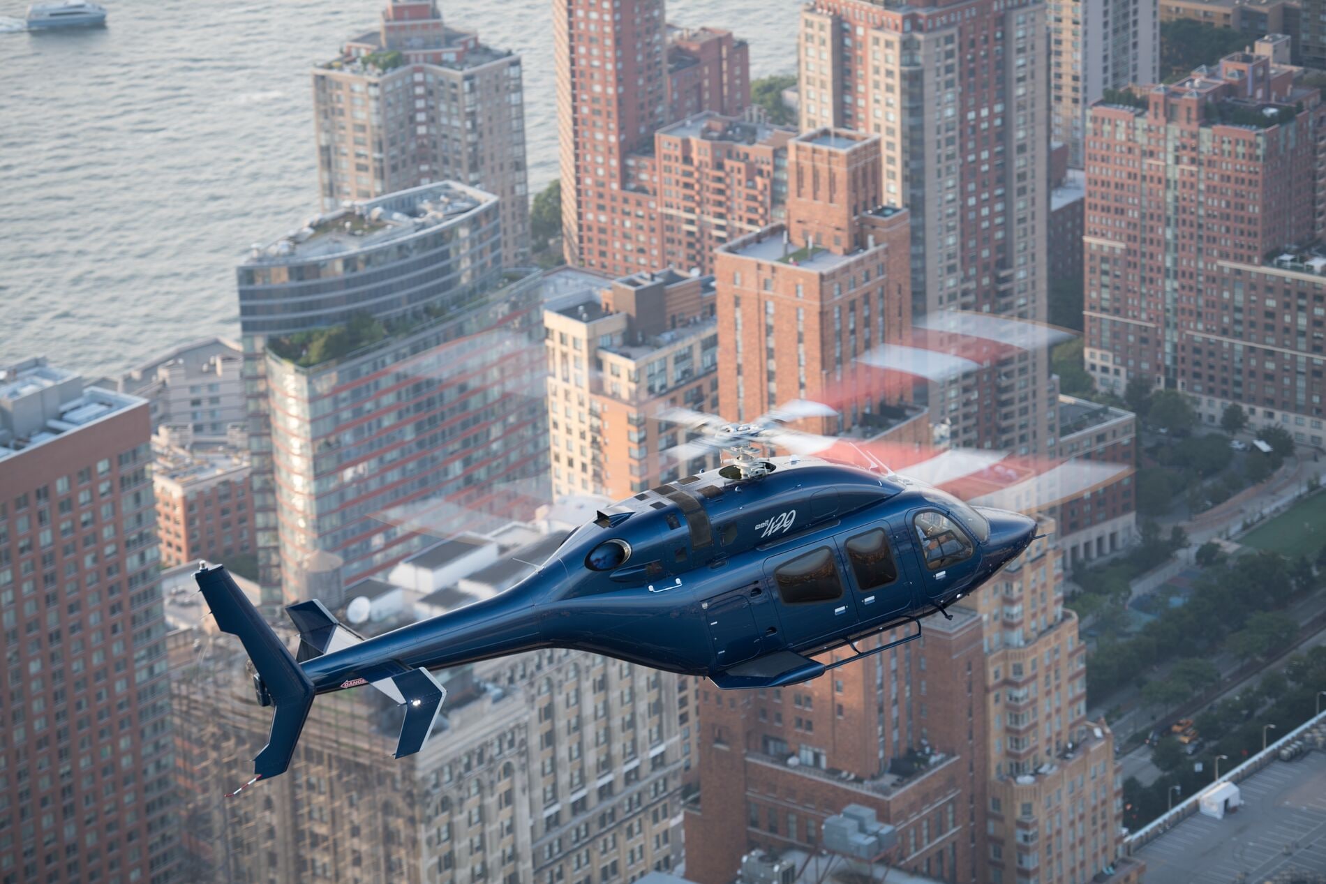 Bell 429 sobre la ciudad
