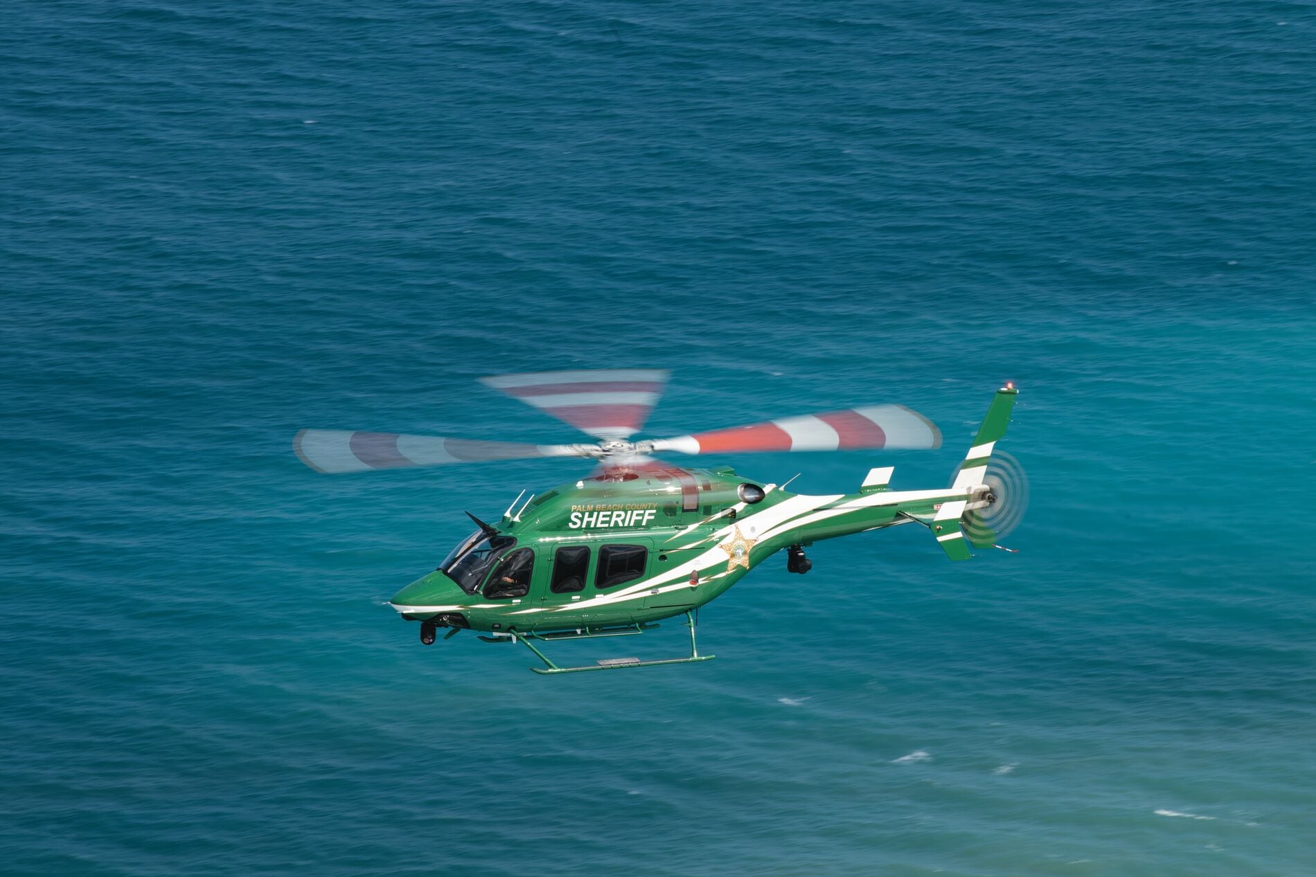 Bell 429 sobre el océano