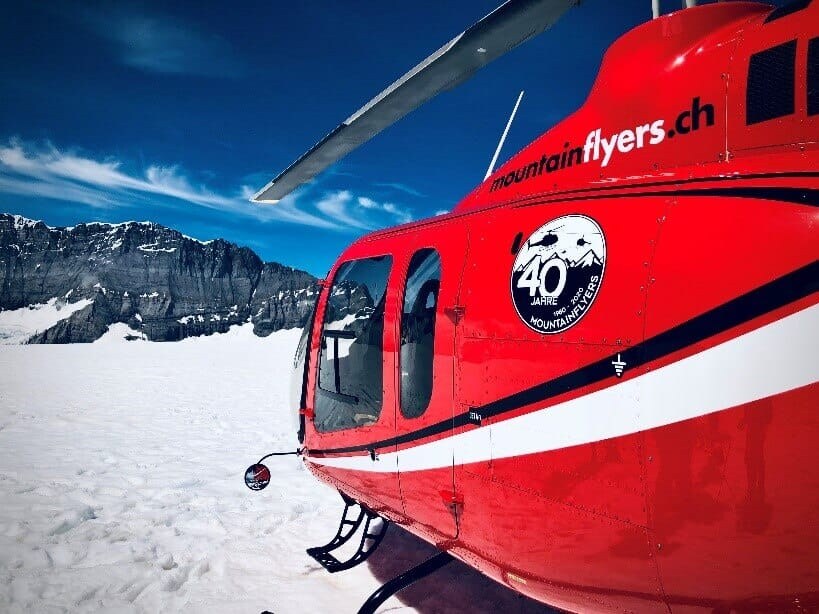 Mountain Flyers - Primer plano desde atrás