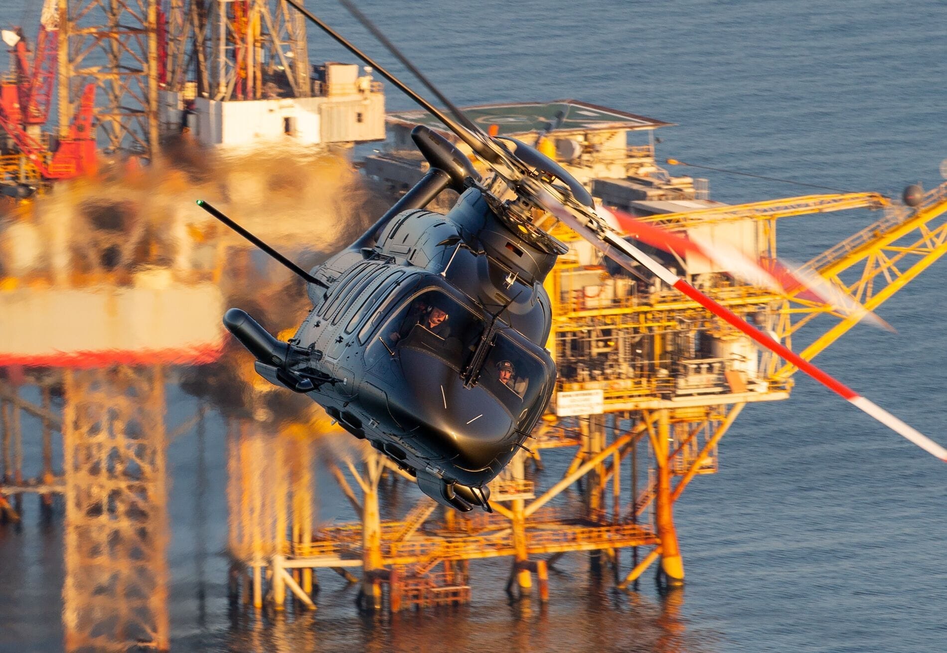 Bell 525 volando sobre la plataforma petrolífera
