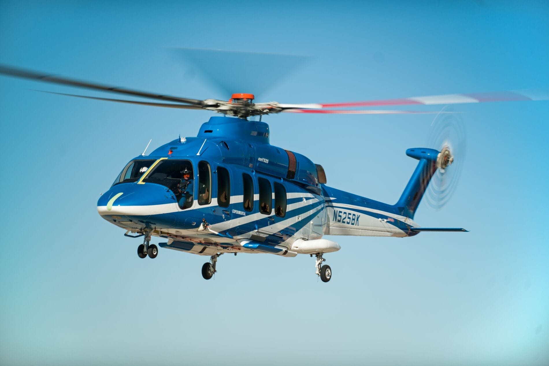 Bell 525 en vuelo frente a un cielo azul