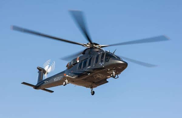 Bell 525 en vuelo - Vista de tres cuartos sobre cielo azul