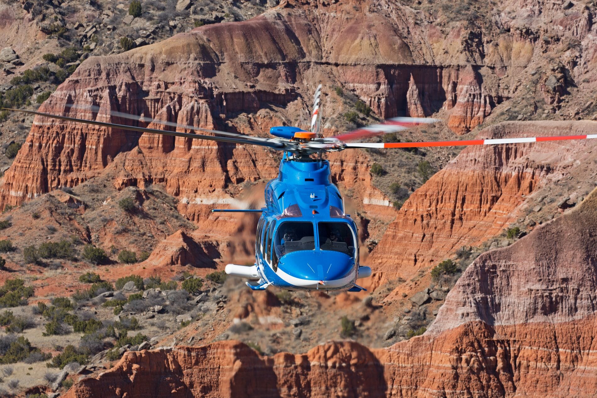 Bell 525 sobre montañas del desierto
