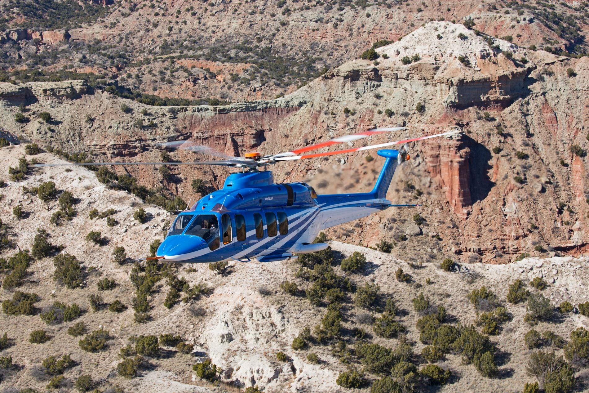 Bell 525 sobre montañas del desierto 2 - Héroe