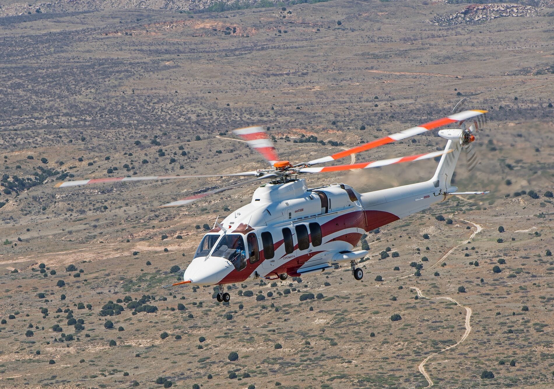 Bell 525 blanco en vuelo sobre el desierto
