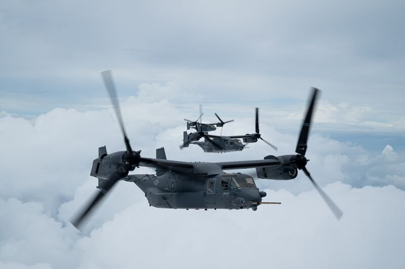 CV-22 volando en las nubes