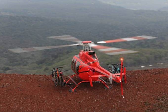 Bell 407 con accesorio de fijación para bicicleta de montaña