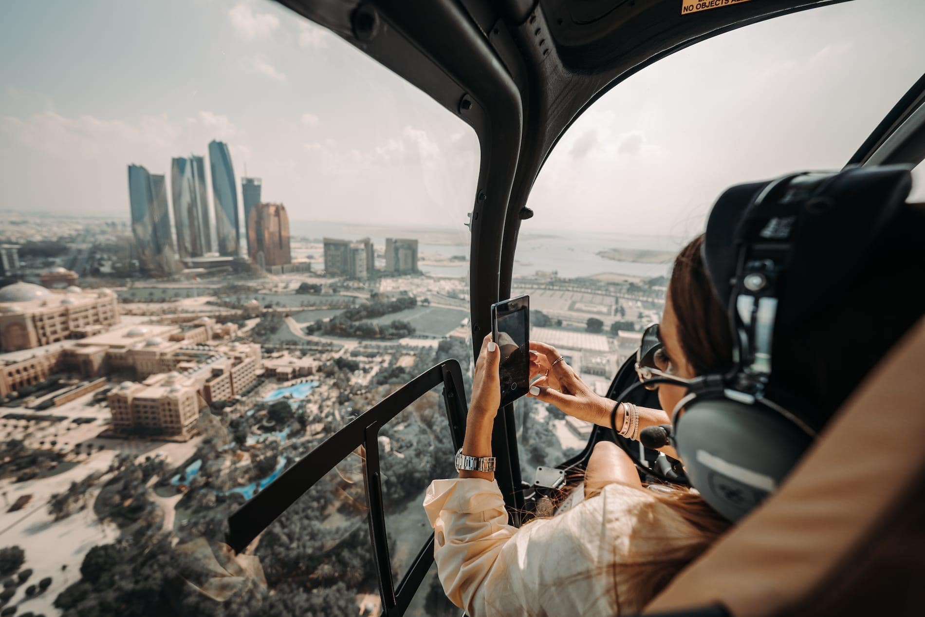 Vuelo de influencia en Dubái con el Bell 505