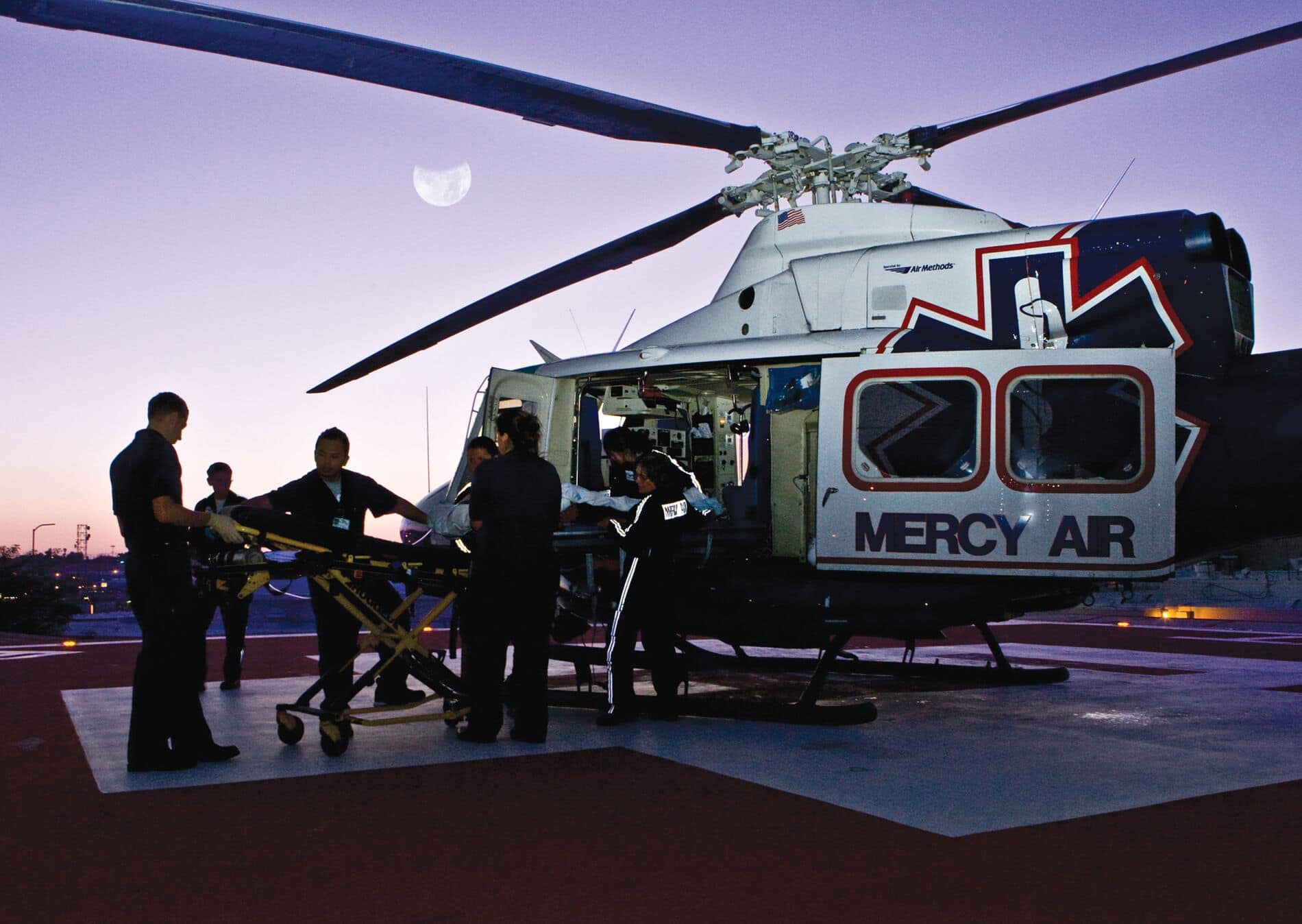Métodos de aire Bell 412 en el paciente de carga en tierra