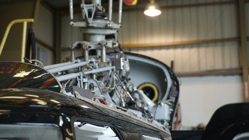 Aeronave Bell en hangar de mantenimiento