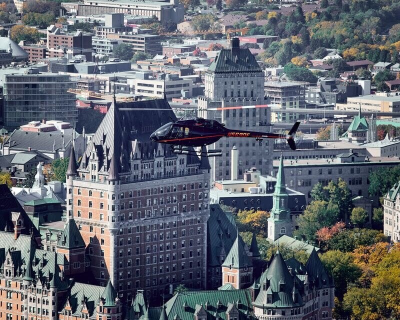 Bell 505 volando sobre Quebec