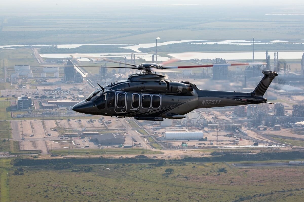 Bell 525 sobrevolando una zona industrial