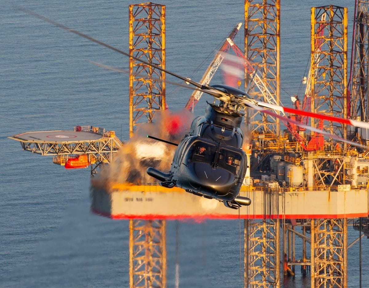 Bell 525 con plataforma petrolífera en el fondo