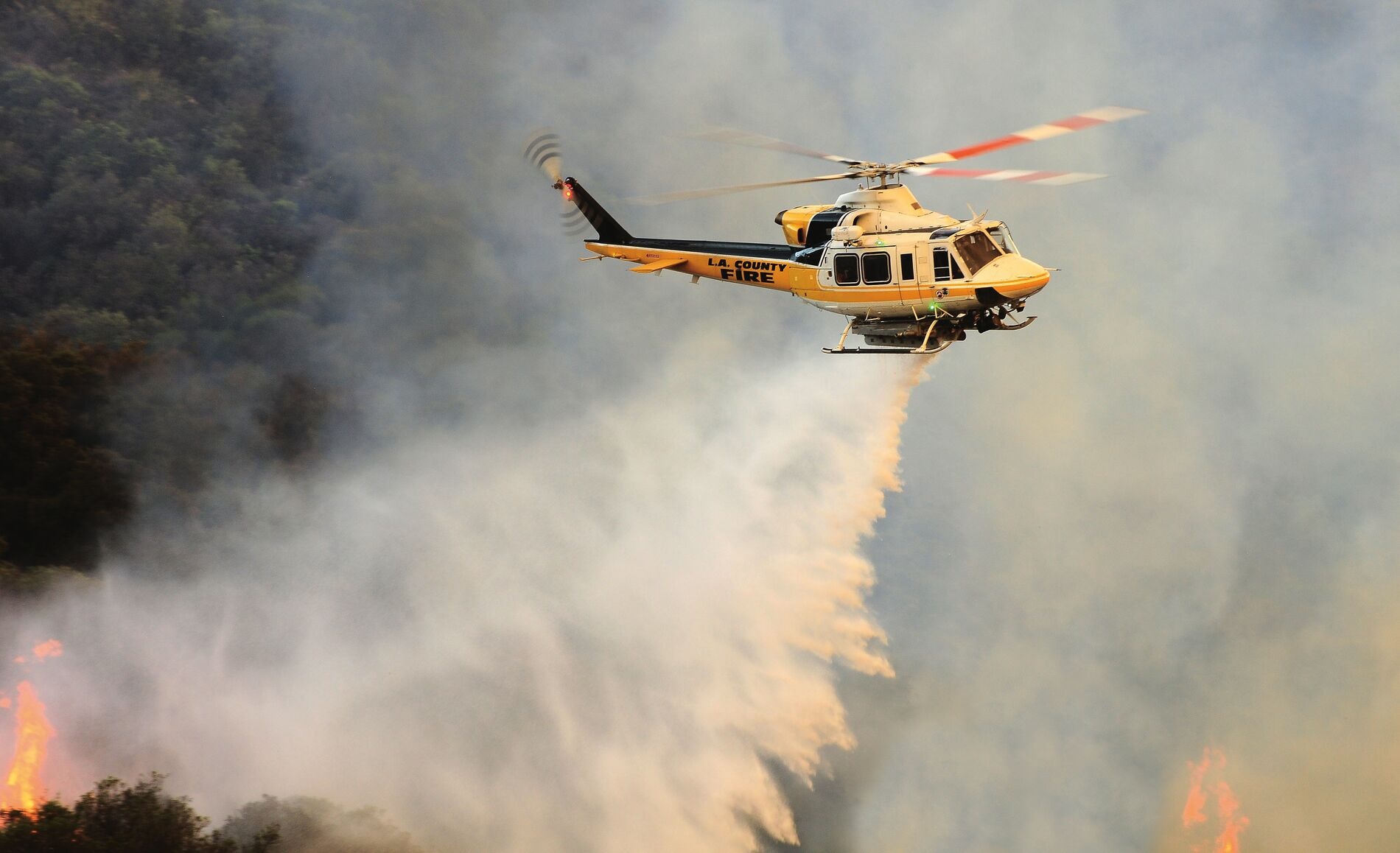 Bell 412 arrojan do agua a un incendio en el condado de LA